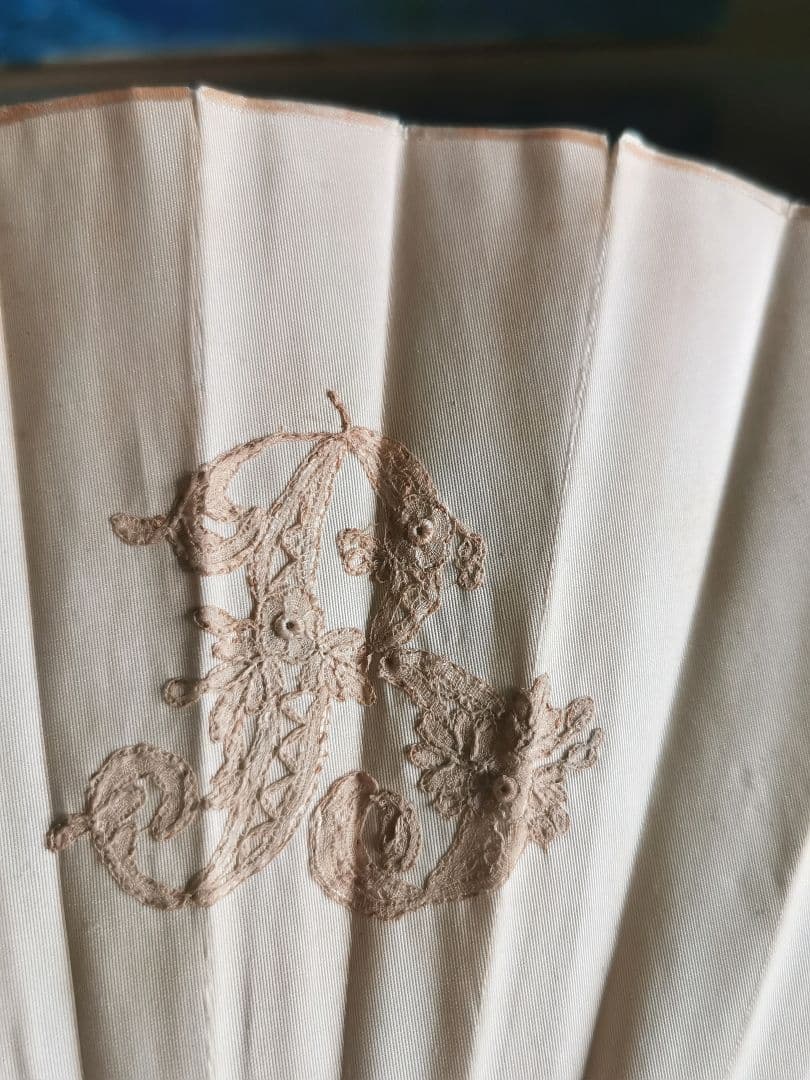 アンティークブルージュ ロザリンペルレレース シルクファン 象牙色スティック