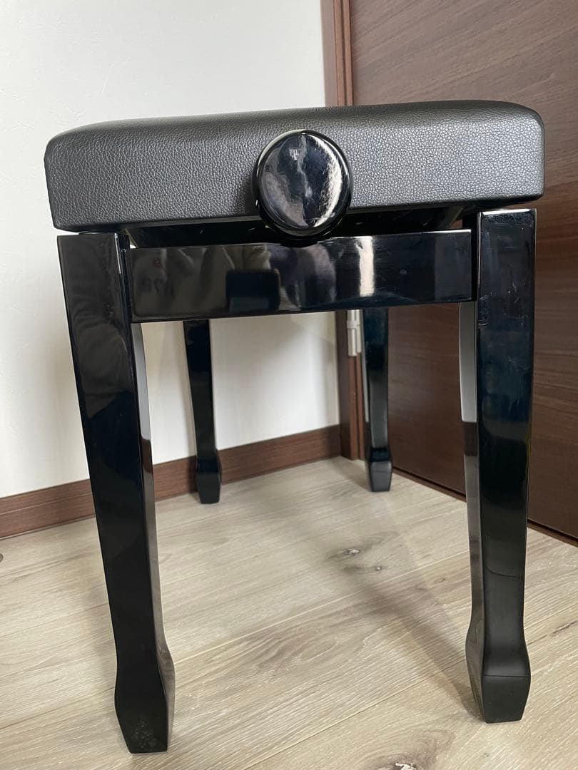 中古良品.６つボタン.ピアノ椅子