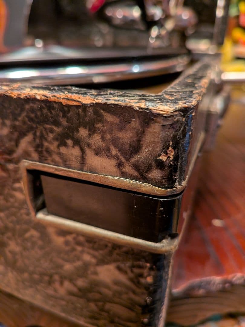 B*A様 パラゴン (Paragon) のポータブル蓄音機です。﻿