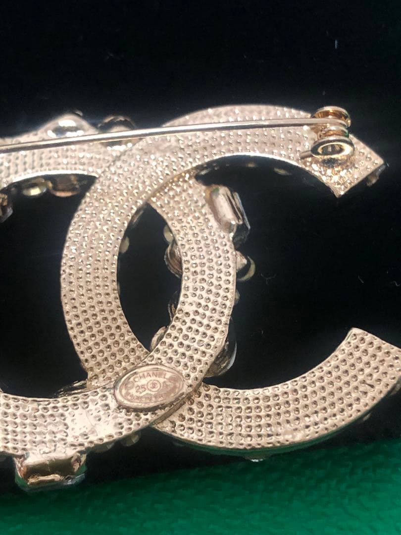 【新品・未使用】 CCロゴ ブローチ マルチカラー 　 希少カラー