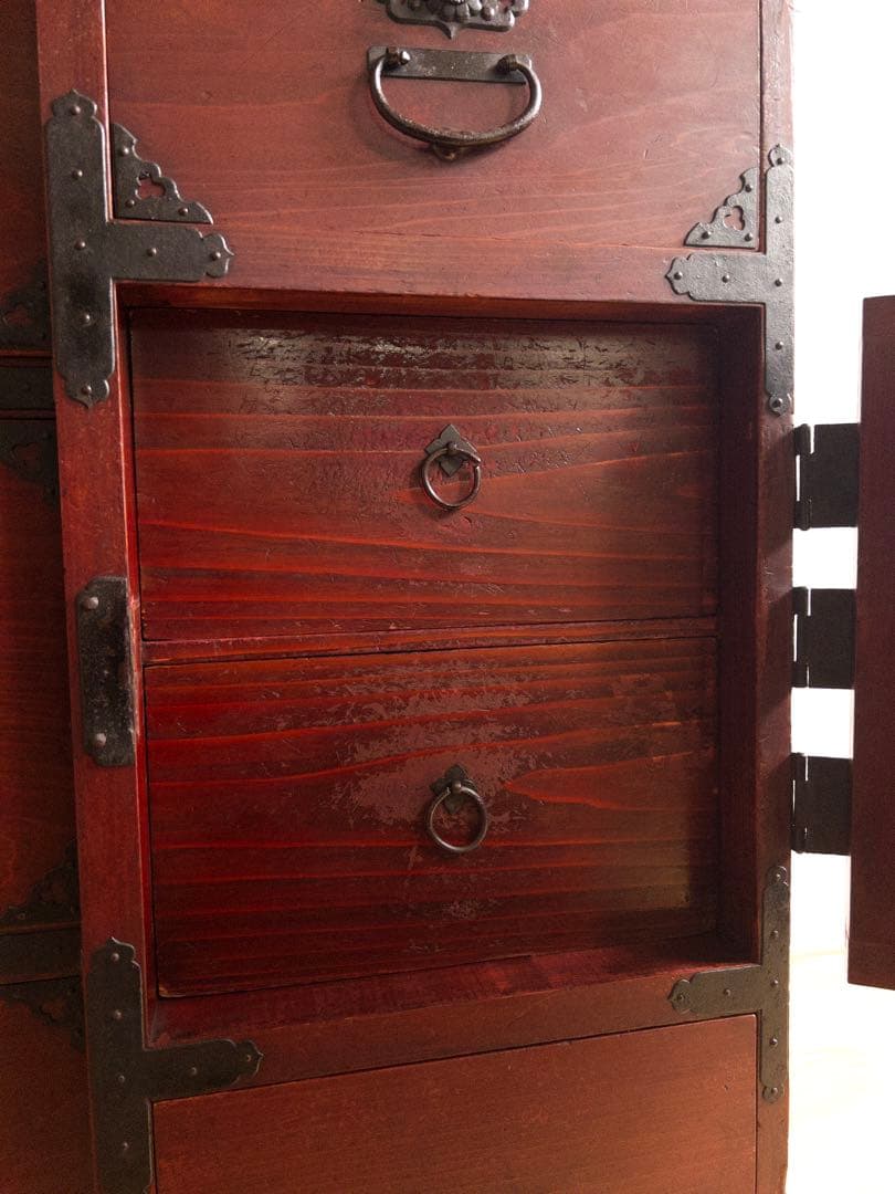 和箪笥　漆薄塗り紅　大ぶり　4段　無垢　収納棚　古道具　古家具　アンティーク