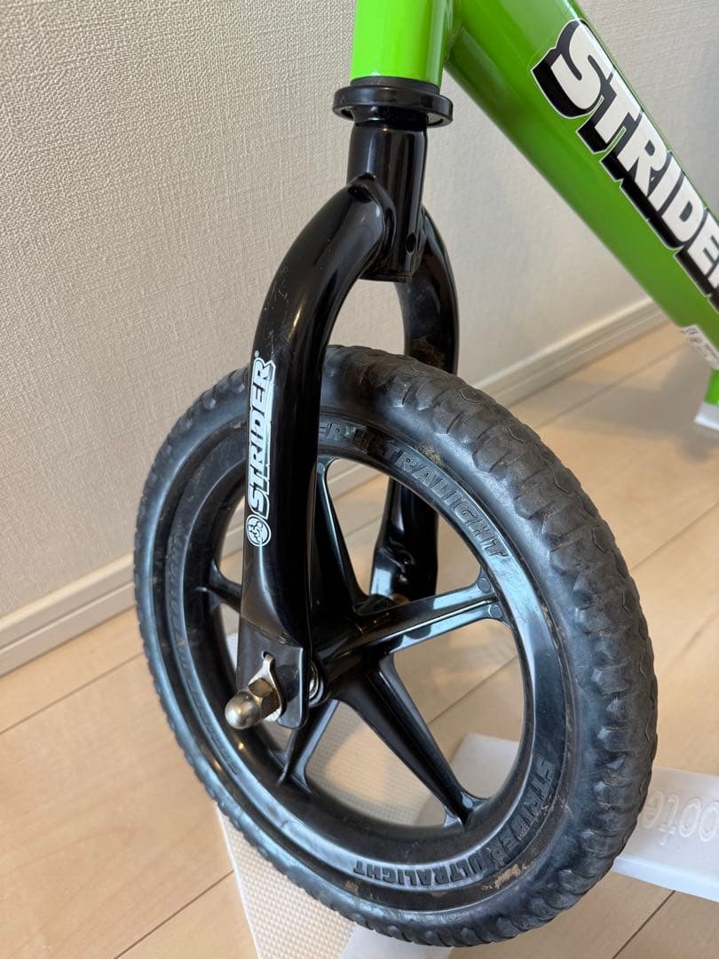 ストライダー スポーツタイプ　グリーン 12インチ　スタンド付