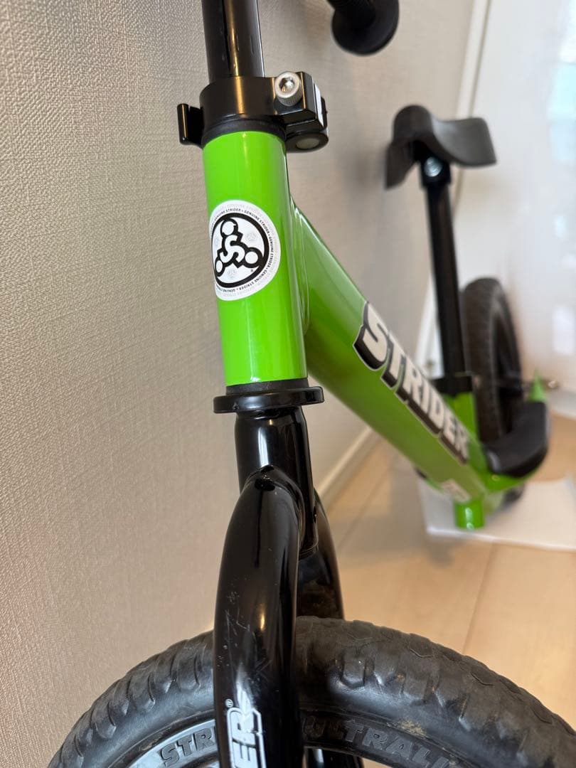 ストライダー スポーツタイプ　グリーン 12インチ　スタンド付