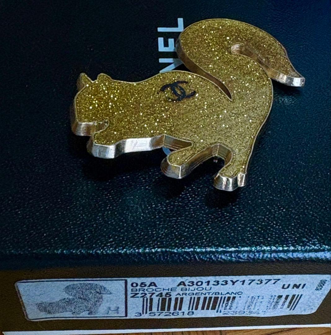 シャネル　リス　ブローチ　ゴールドラメ