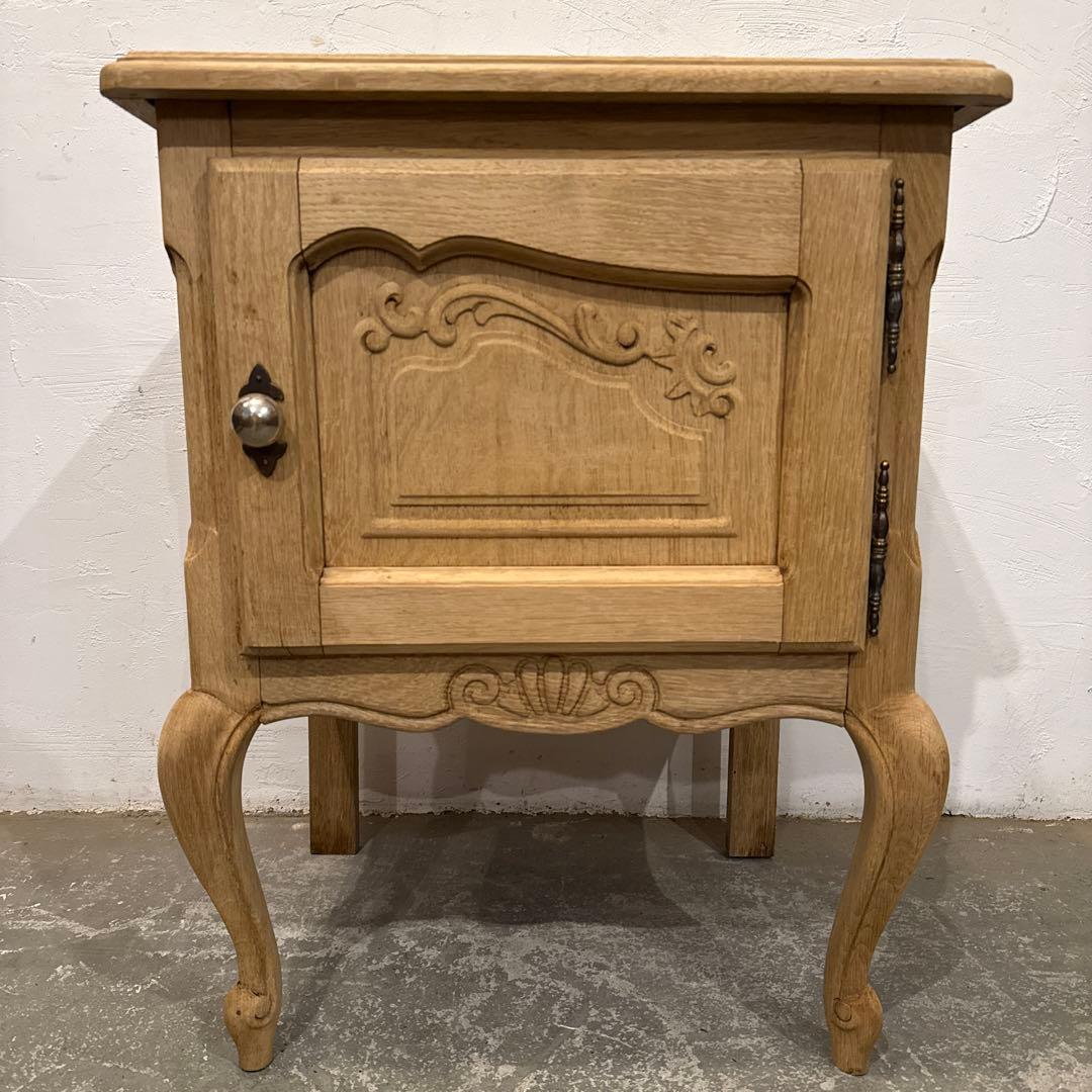 ビンテージ　木製サイドテーブル　猫脚　剥離　ベッドサイドテーブル