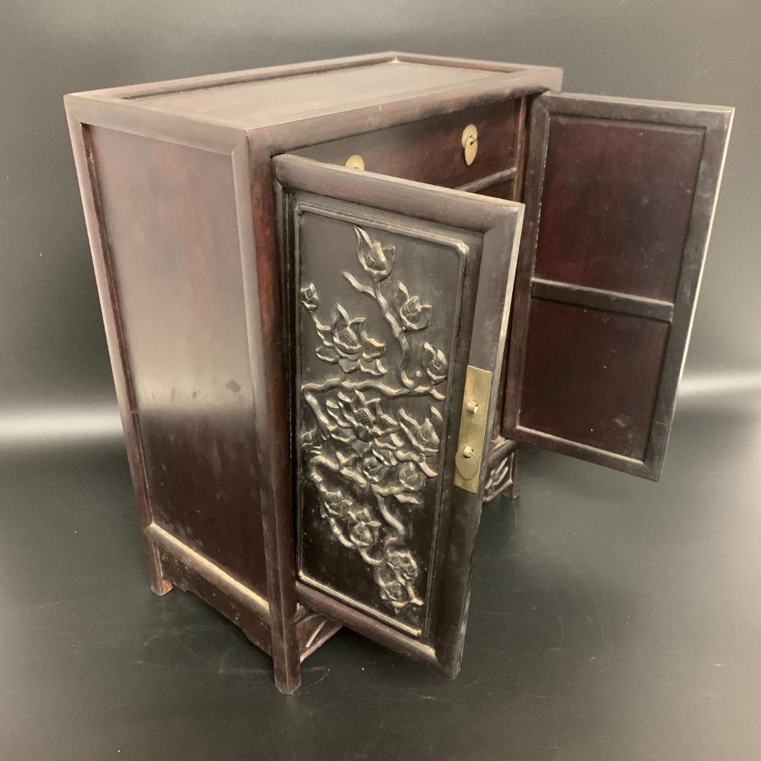 木製装飾キャビネット 扉付き 小引き出し 七抽斗 浮彫 彫刻