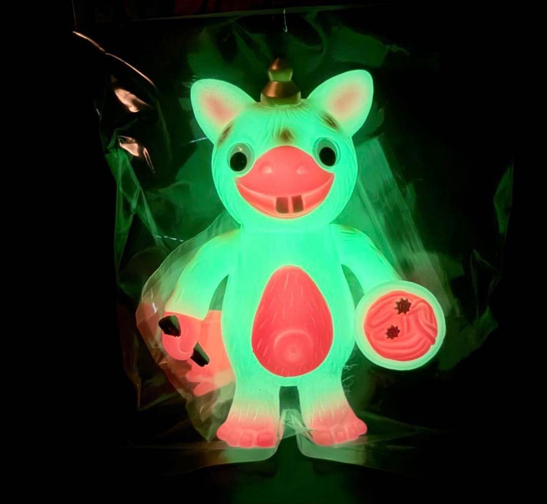 ランペイジトイズ x One up. 快獣ブースカ 蓄光 蛍光ピンク ソフビ