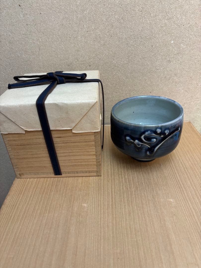 茶碗　呉須筒梅文　河井敏孝