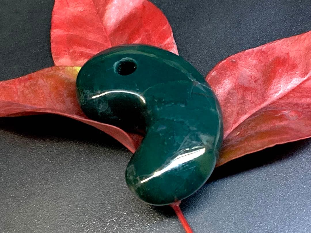 ✳稀な1個‼️濃厚結晶群の出雲石めのう【碧玉】勾玉　外部鑑定機関鑑別書付の安価卸し