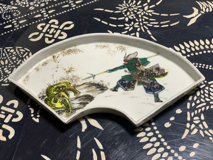 19世紀　清朝？中華民国？　年代もの　粉彩　扇形　プレート