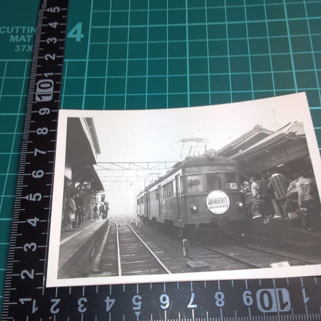 鉄道２ 白黒鉄道写真 混雑した駅の電車