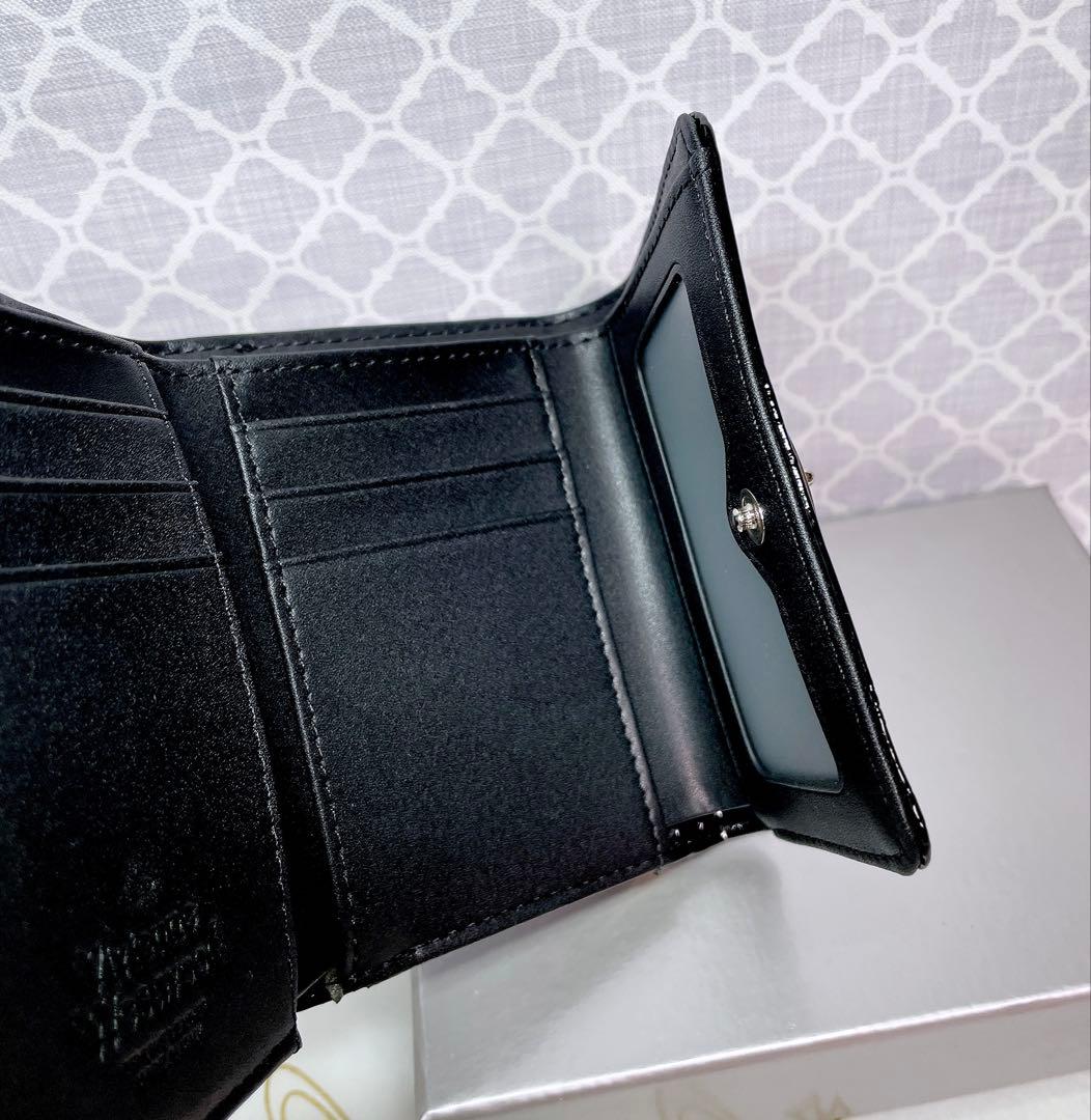 【内側に素敵な柄♡新作】Vivienne Westwood 折財布 黒 エナメル