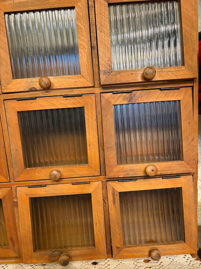 木製　アンティーク風ガラスフタ付きキャビネット