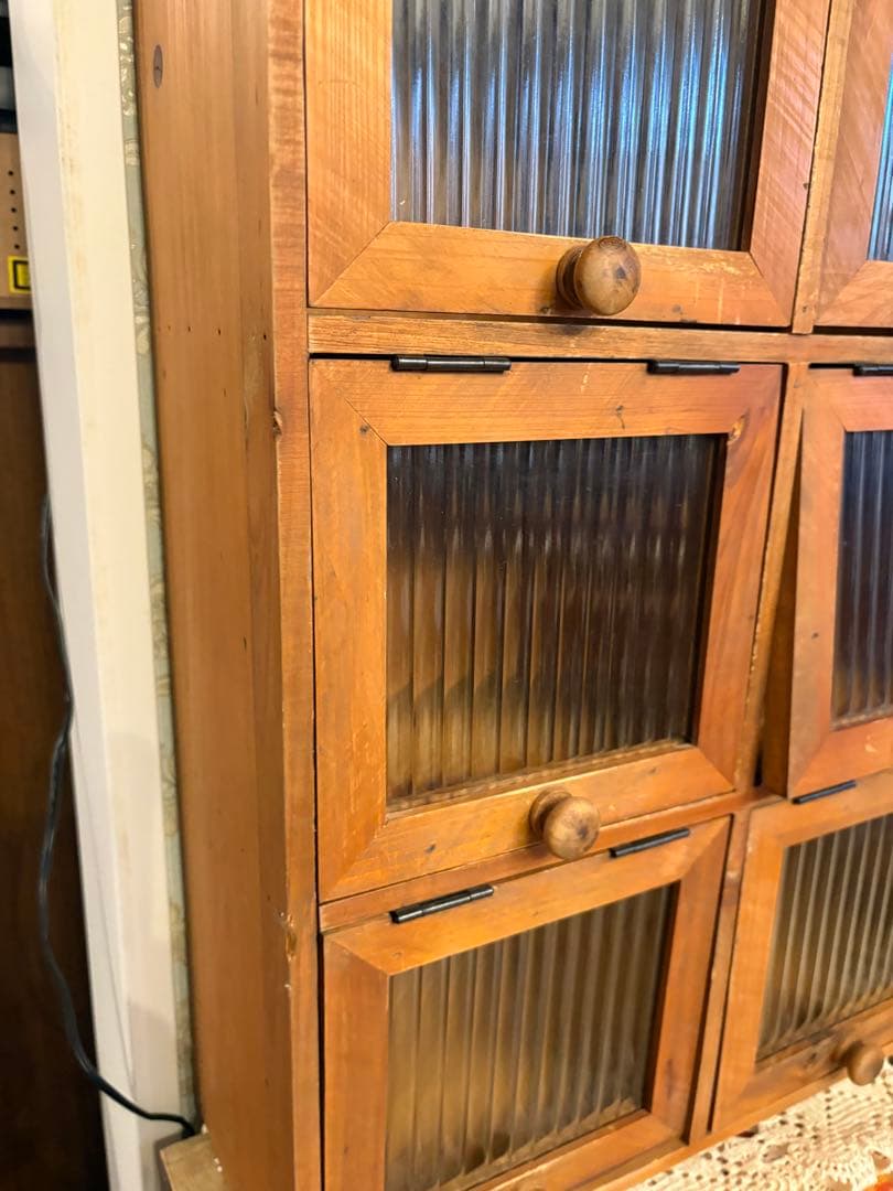 木製　アンティーク風ガラスフタ付きキャビネット