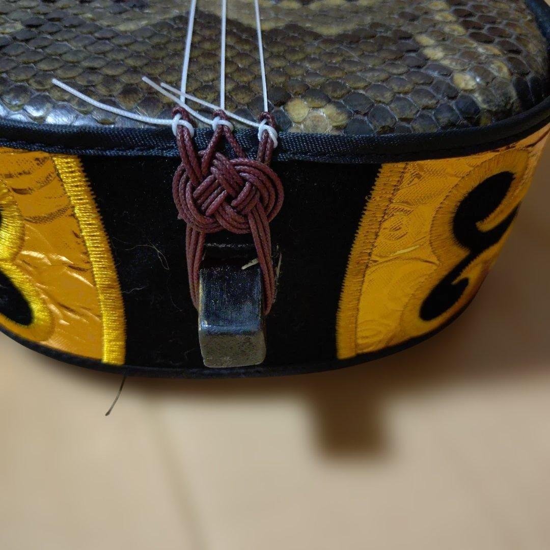 沖縄三線 本蛇皮 強化張 真壁型 爪付 ハードケース付 ウマ（駒）付