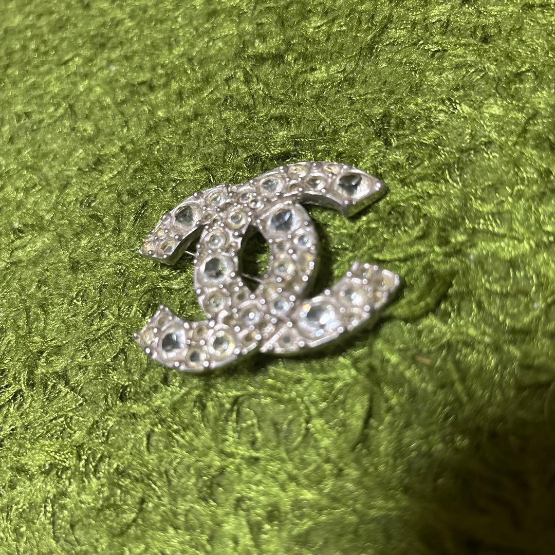 CHANEL クリスタルロゴブローチ