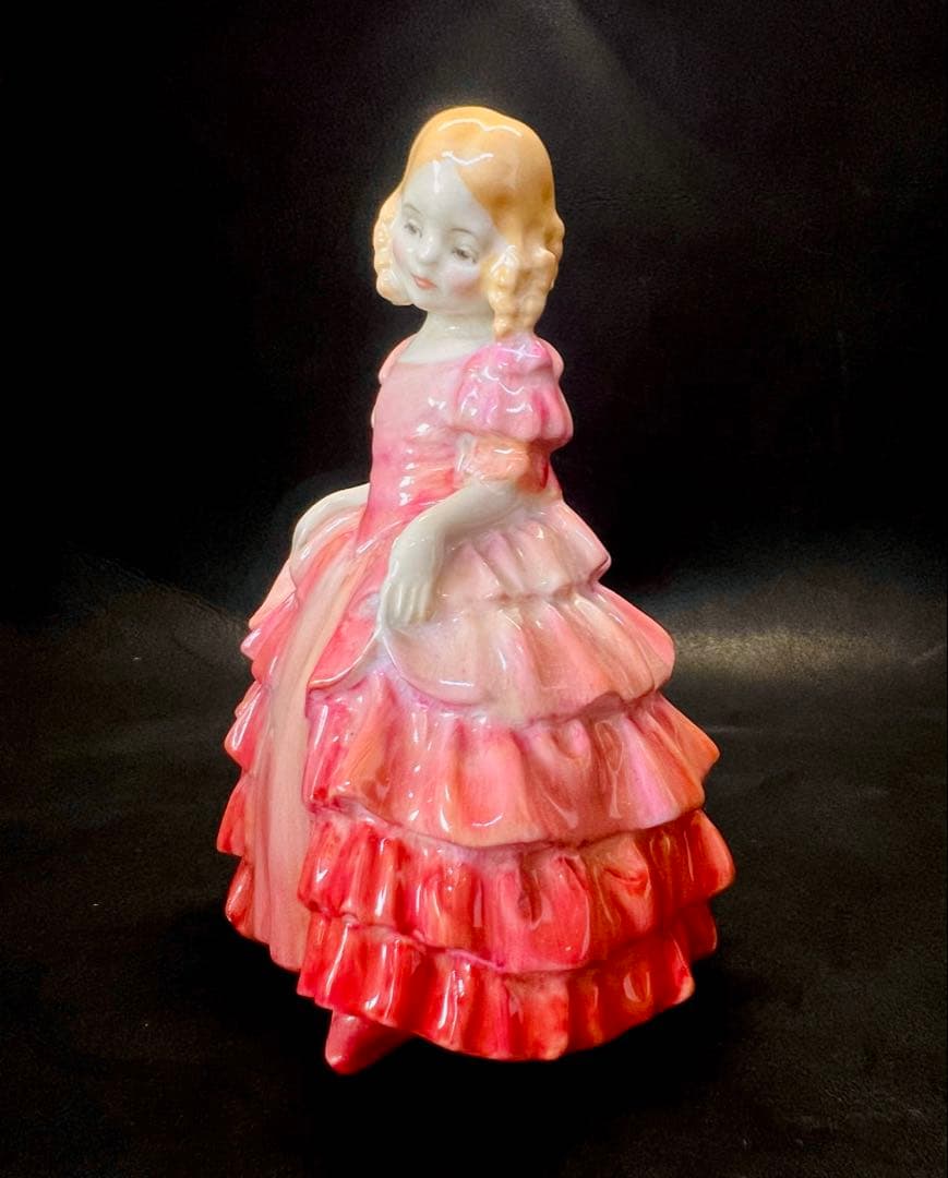 ピンク系陶器製少女像