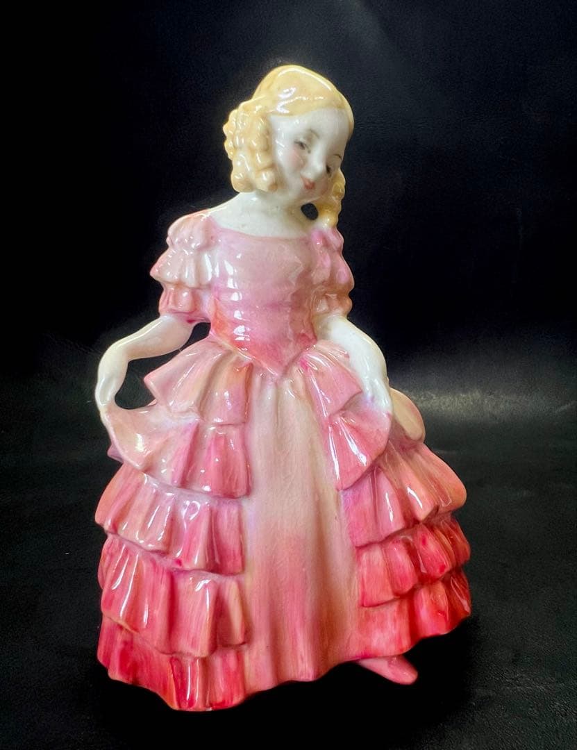 ピンク系陶器製少女像