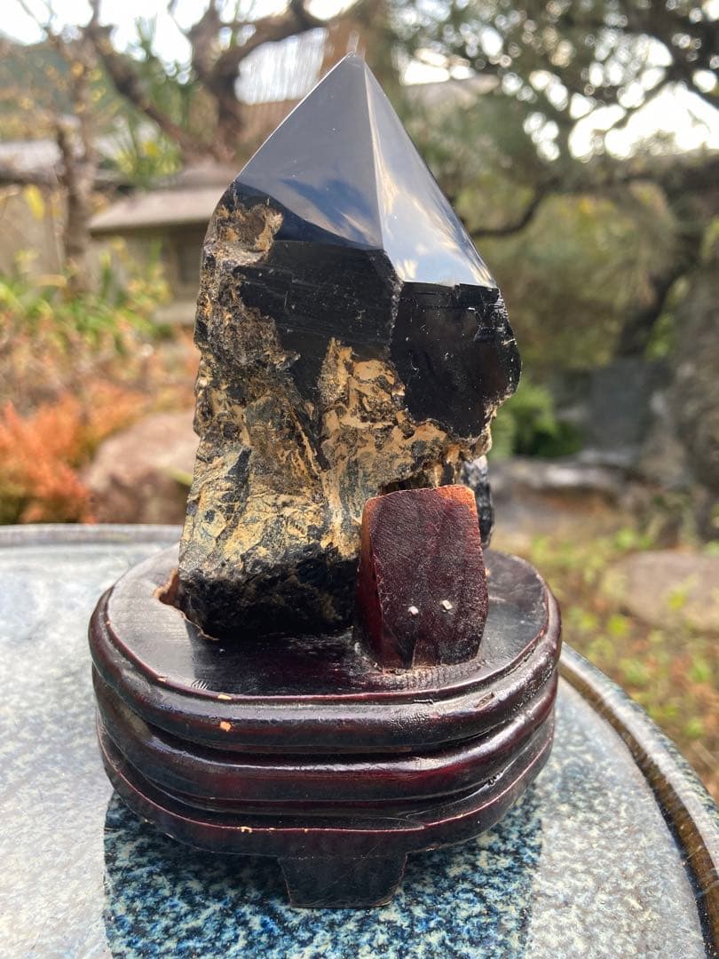 天然石 黒色結晶 木製台座付き
