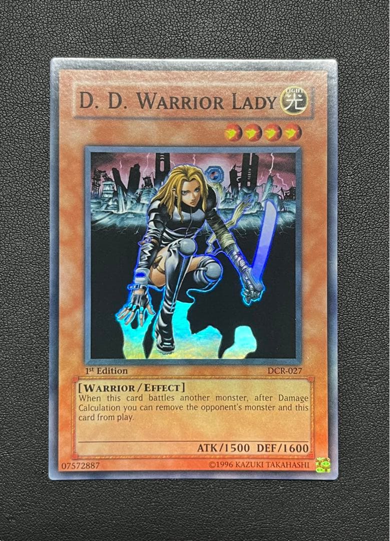 遊戯王 旧アジア版 異次元の女戦士 スーパーレア 1st DCR-027 英語