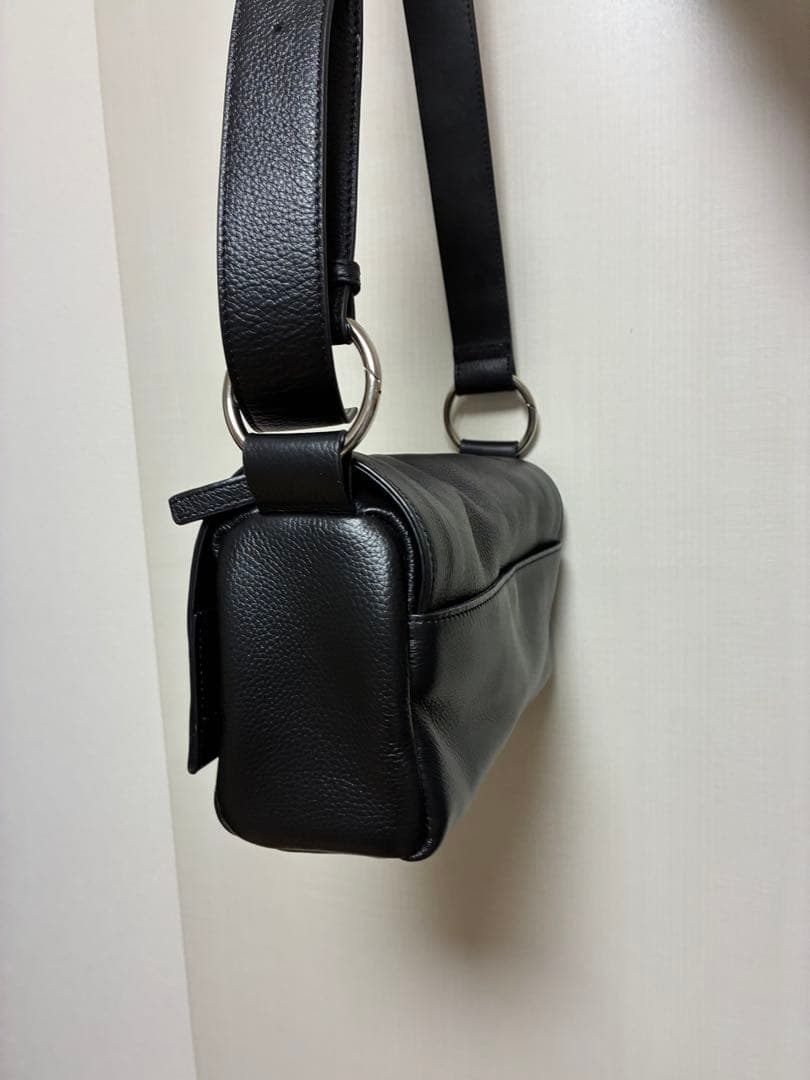 ブラックレザーショルダーバッグ　BEARDSLEY ビアズリー