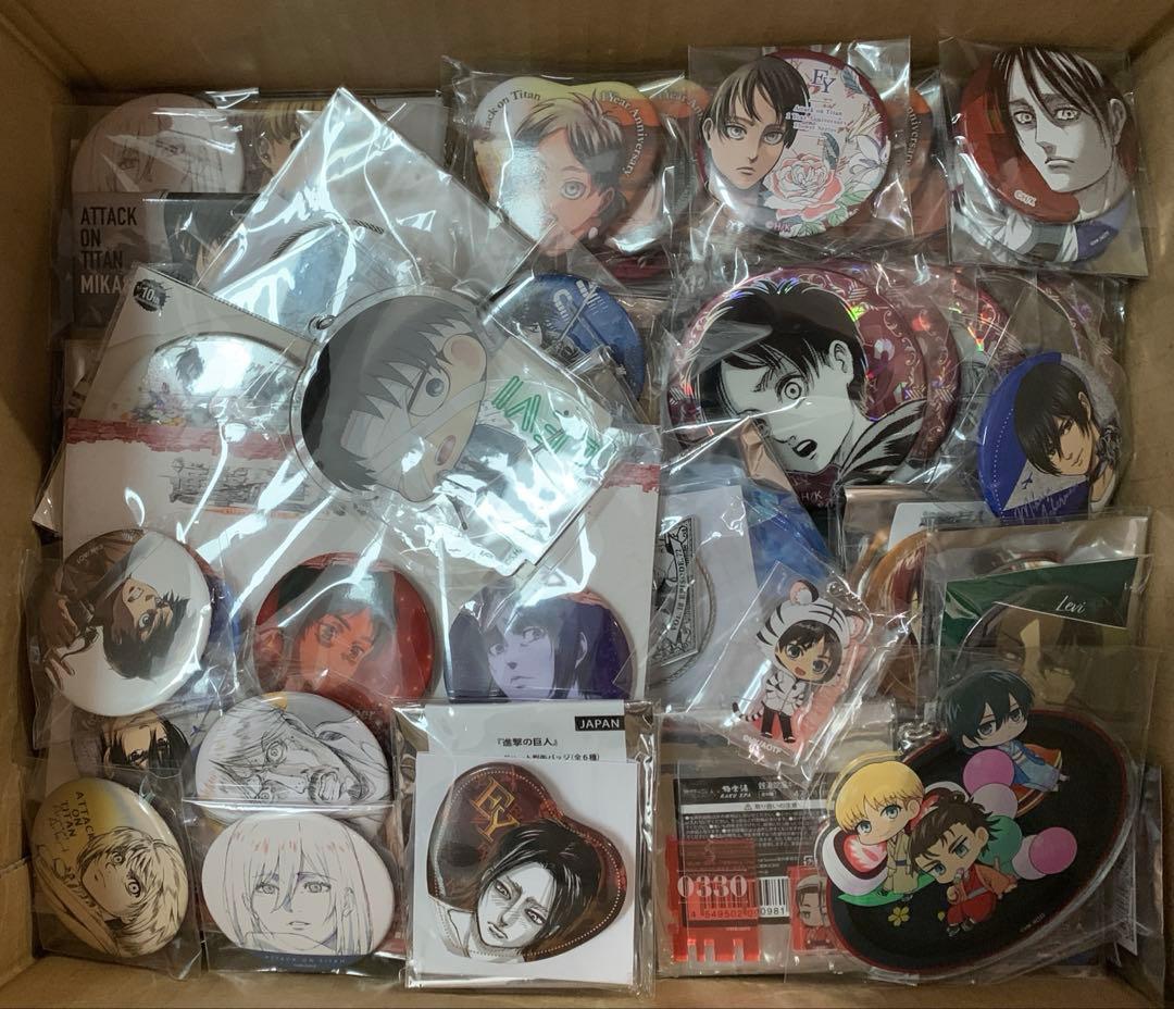 ☆進撃の巨人　グッズ まとめ売り　缶バッジ　紙類　キーホルダー他　約250点