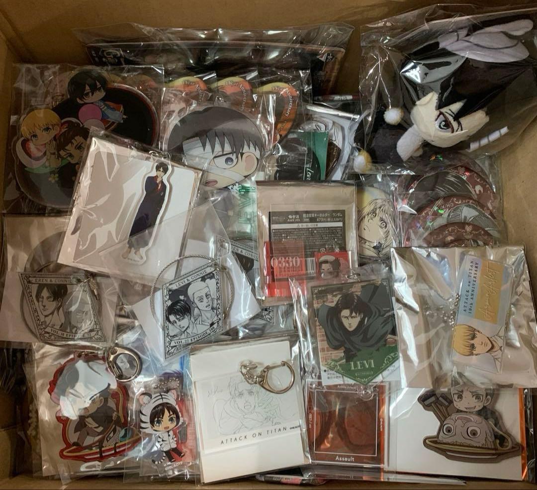 ☆進撃の巨人　グッズ まとめ売り　缶バッジ　紙類　キーホルダー他　約250点