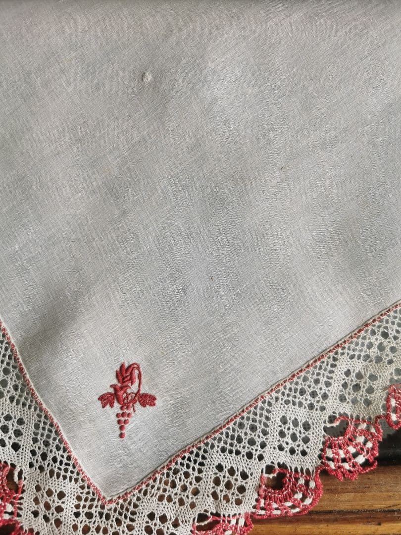 追加画像∵アンティーク ボビンレースフリル装飾 葡萄の花文字刺繍リネンクロス