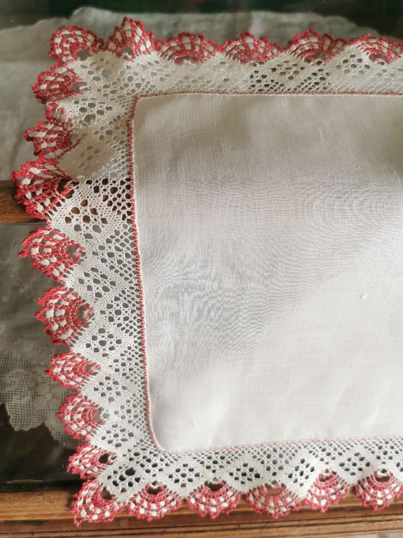 追加画像∵アンティーク ボビンレースフリル装飾 葡萄の花文字刺繍リネンクロス
