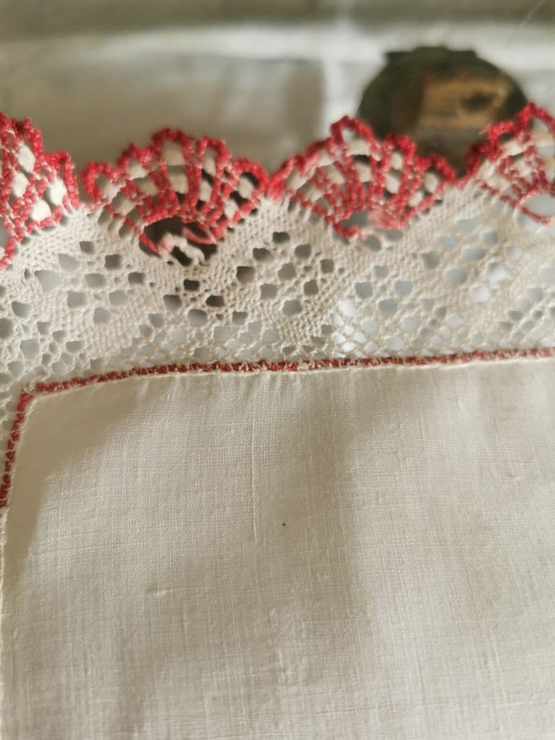 追加画像∵アンティーク ボビンレースフリル装飾 葡萄の花文字刺繍リネンクロス