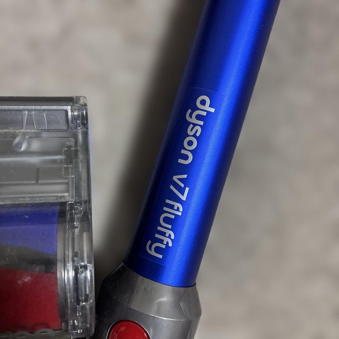 Dyson v7 fluffy 掃除機 本体と付属品