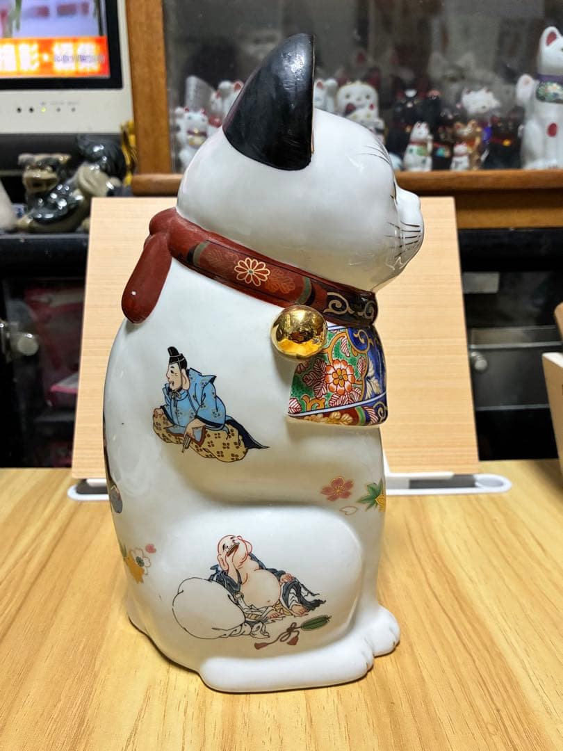 伝統的な招き猫 陶器製