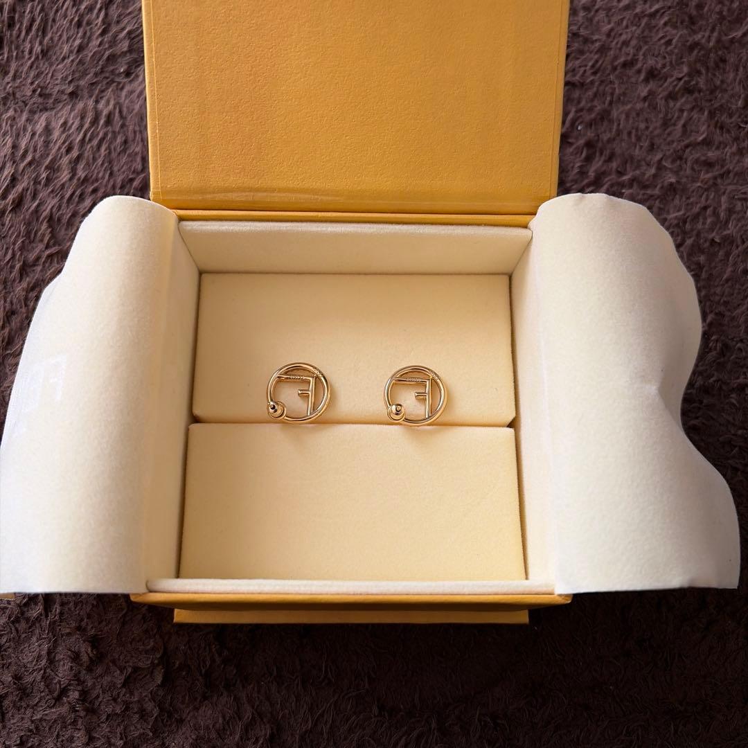 エフ　イズ　フェンディ　ピアス