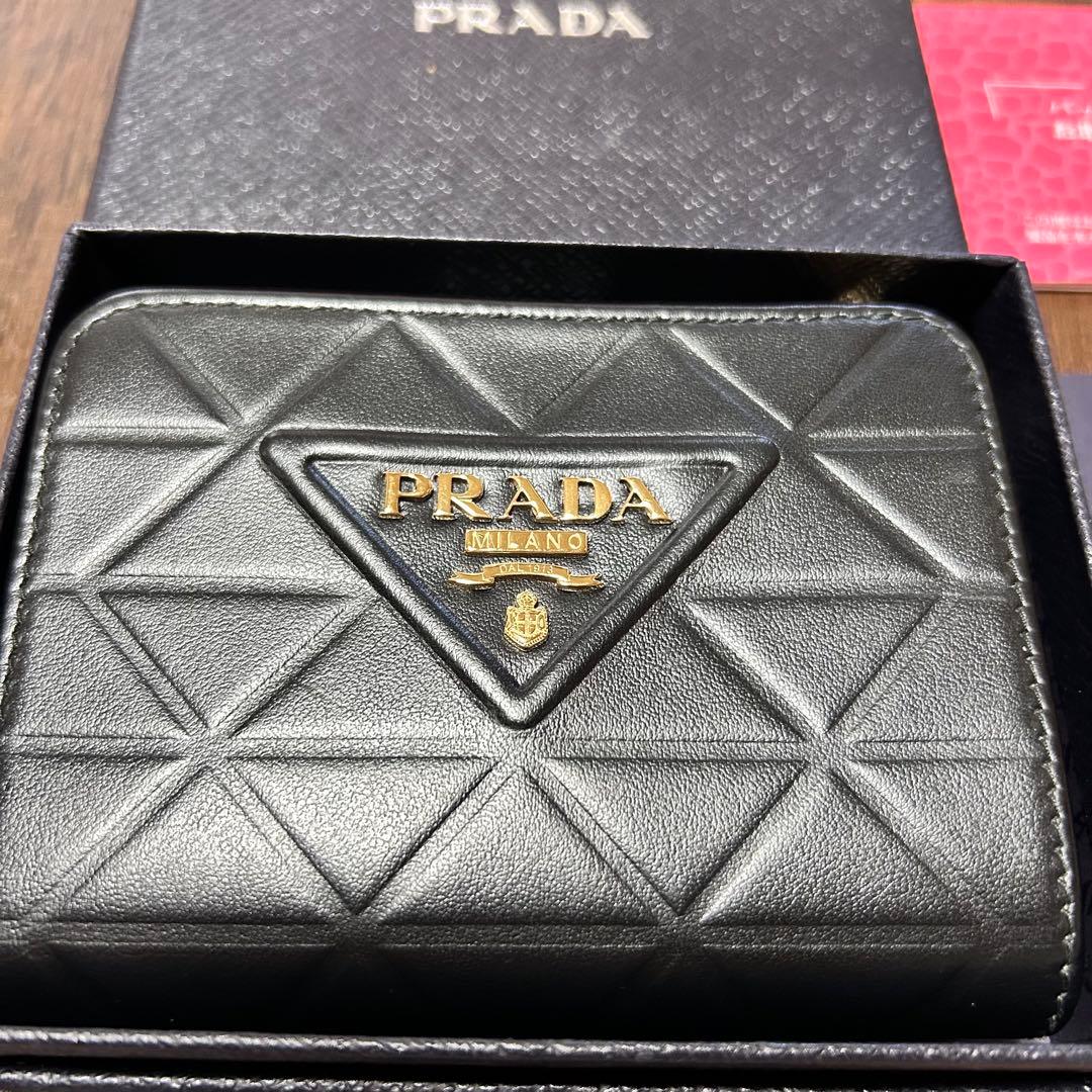 プラダ ロゴ トライアングルカット レザー 二つ折り財布 ブラック PRADA