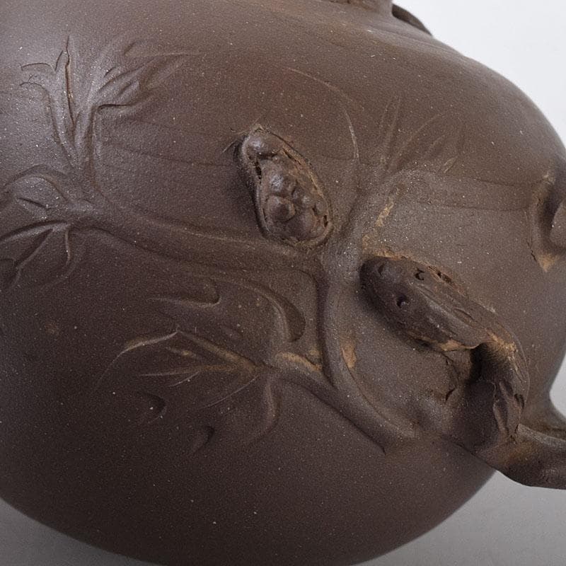 中国　紫砂　朱泥　栗鼠葡萄文　急須　茶壷　在銘　N　8162