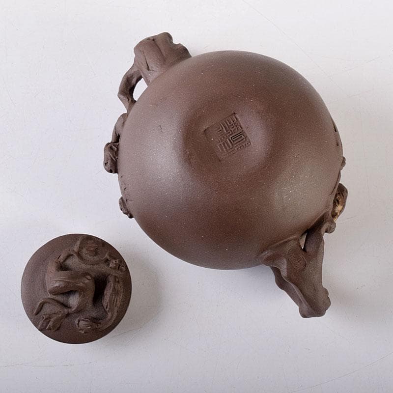 中国　紫砂　朱泥　栗鼠葡萄文　急須　茶壷　在銘　N　8162