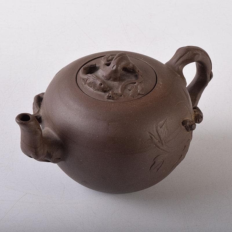 中国　紫砂　朱泥　栗鼠葡萄文　急須　茶壷　在銘　N　8162