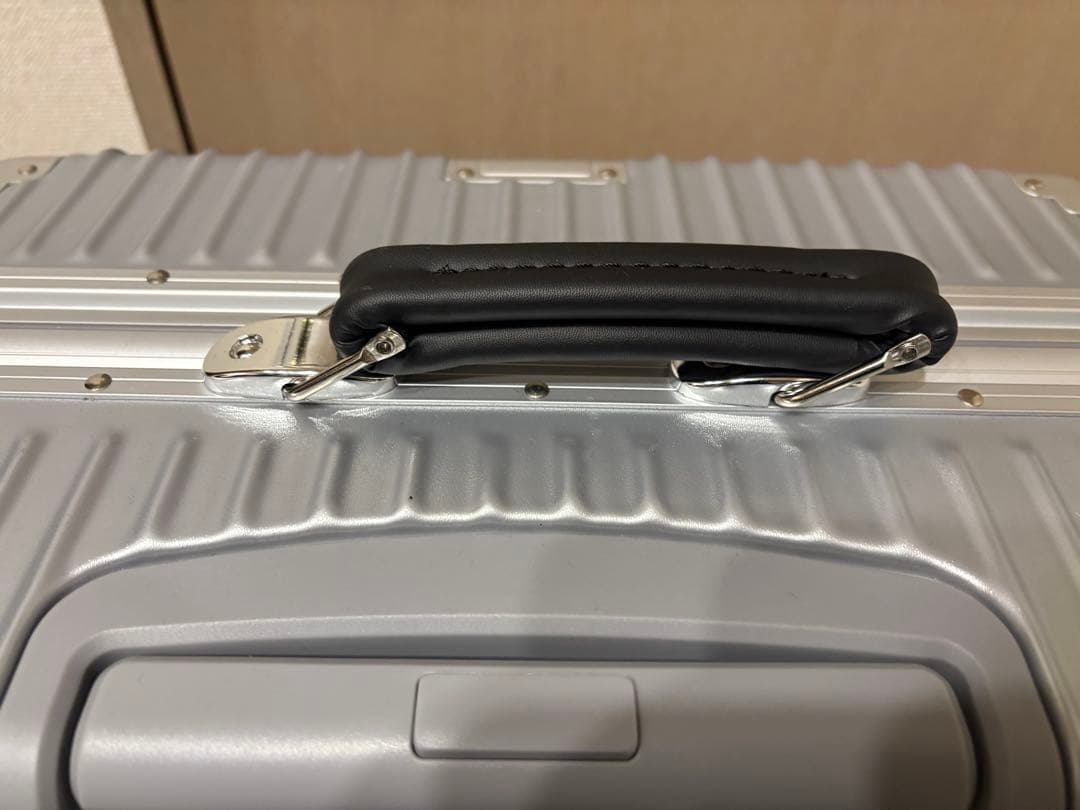 値下げ【新品】シルバーキャリーケース（Mサイズ）