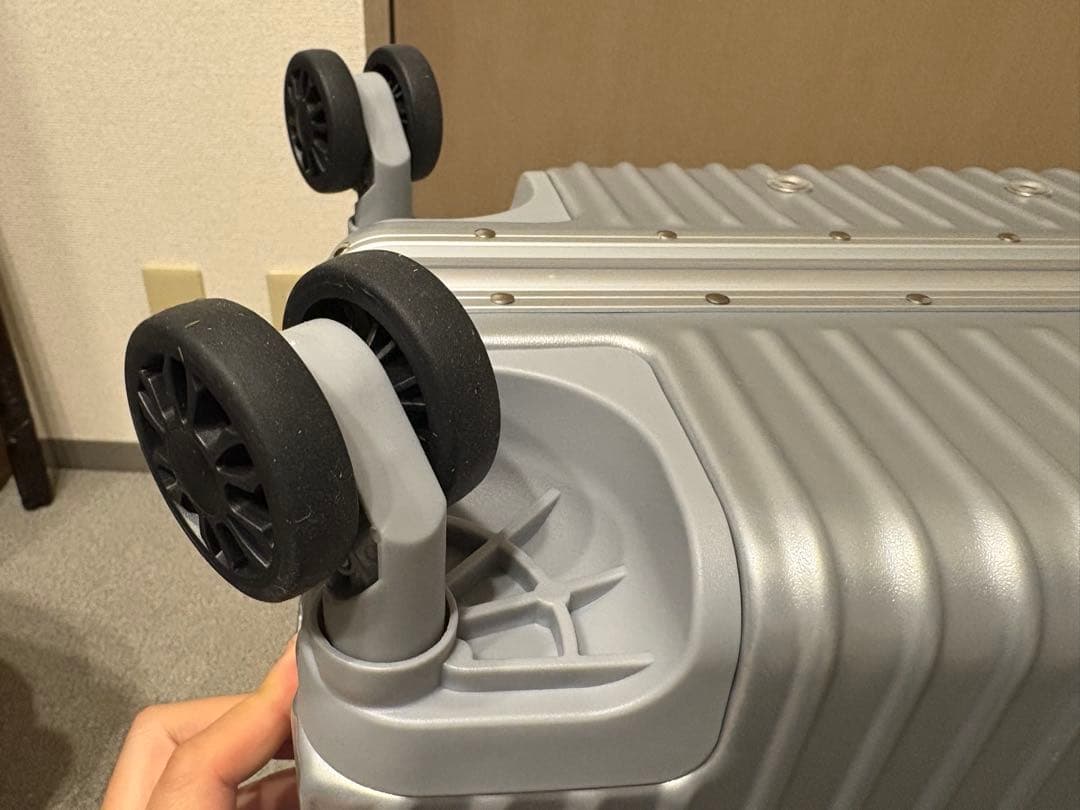 値下げ【新品】シルバーキャリーケース（Mサイズ）