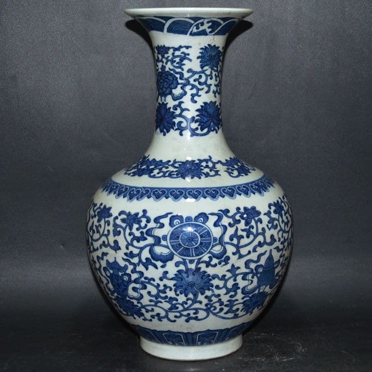 青花八宝纏枝蓮賞瓶  景徳鎮 陶磁器 装飾品 工芸品 美術品 置物