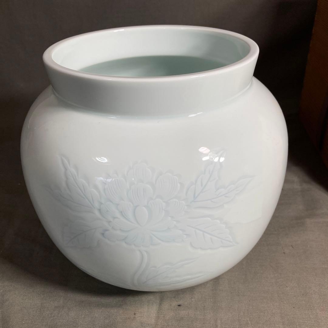 【井上萬二】白磁の伝統　日本の名窯　人間国宝　井上萬二作　白磁牡丹染彫文　壷