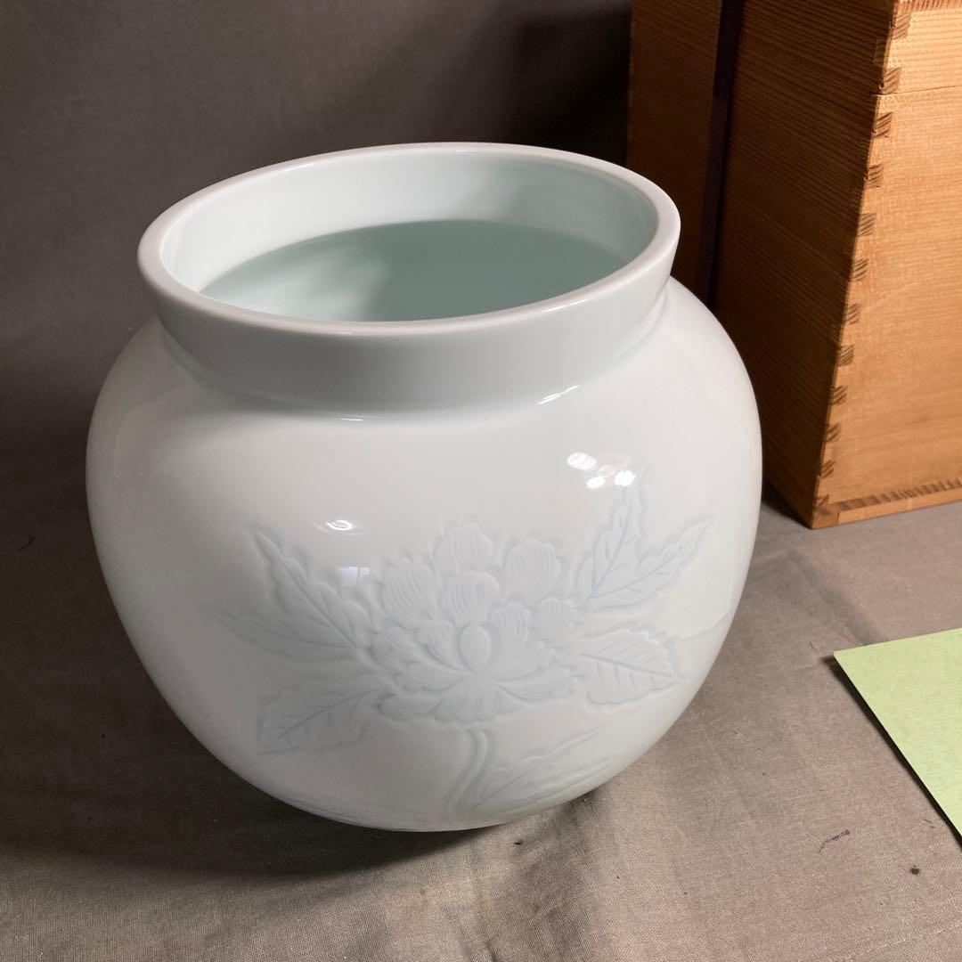 【井上萬二】白磁の伝統　日本の名窯　人間国宝　井上萬二作　白磁牡丹染彫文　壷