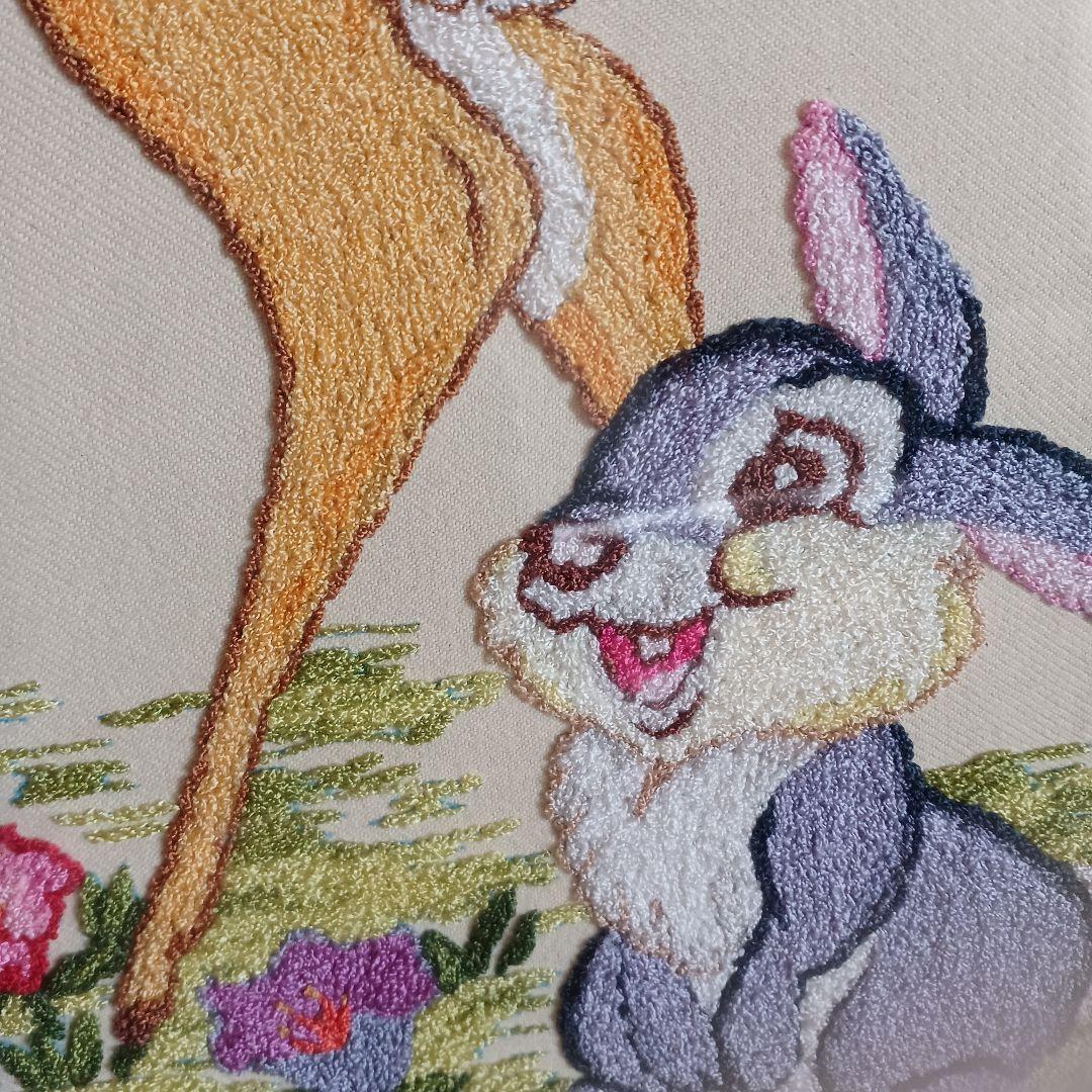 *  　バンビと　たわむれるウサギ  　*