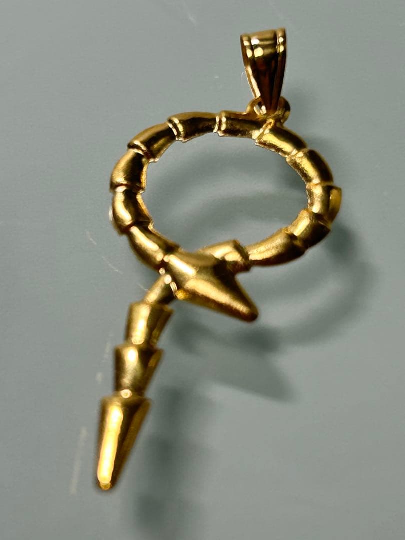 ★★Au750sk(18k)サウジアラビアゴールドの超軽量スネークペンダント1個