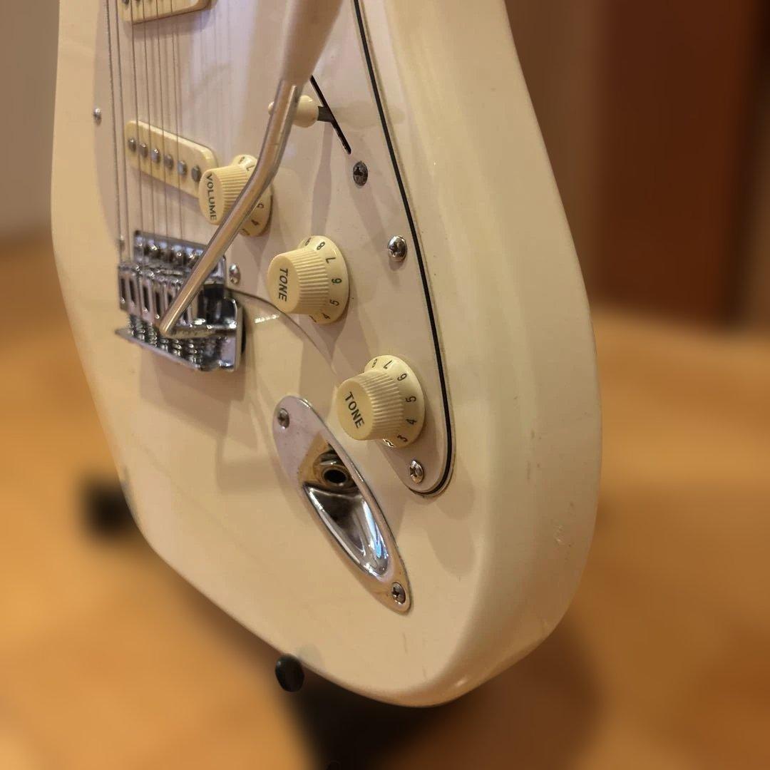 【Yummy】Legend ストラトタイプ トレモロアーム付 新品弦張替済