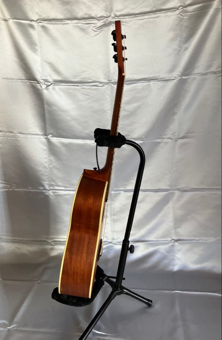 ミニギター　アヌエヌエM2 ハーモニカホルダー付けます。