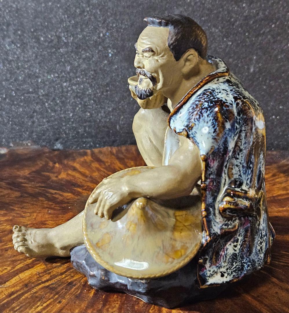 【名品❗】【上作品❗】 酒を呑む男の人形　陶器製　羽織りが海鼠釉　窯元産地不詳
