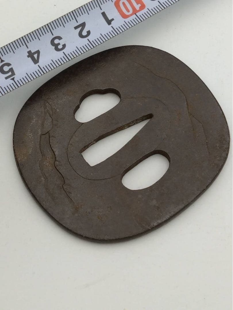 時代物 長州 鍔(つば) 鉄製 人物と風景の彫刻 鍔専用 桐箱入り品