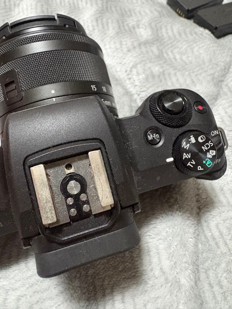 Canon EOS Kiss M ミラーレス一眼バッテリー2個付き