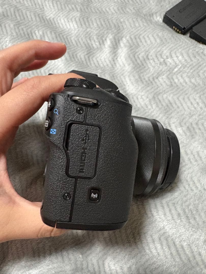 Canon EOS Kiss M ミラーレス一眼バッテリー2個付き
